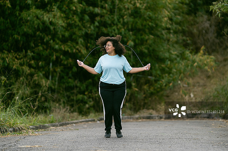 在户外跳绳的女人图片素材