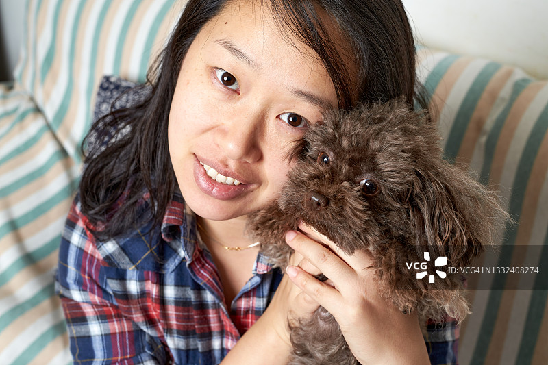 年轻女子拥抱小狗图片素材