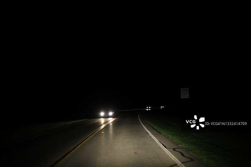 乡村公路上的车头灯光图片素材