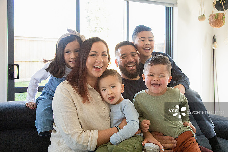 家庭室内肖像 - 一个孩子患有唐氏综合征图片素材