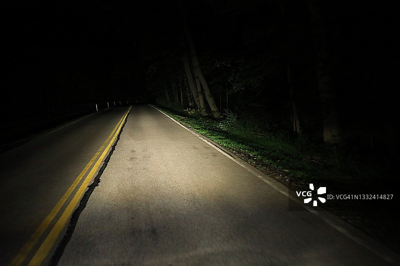 夜晚在偏僻道路上的汽车图片素材