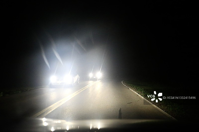 车辆前大灯照明图片素材