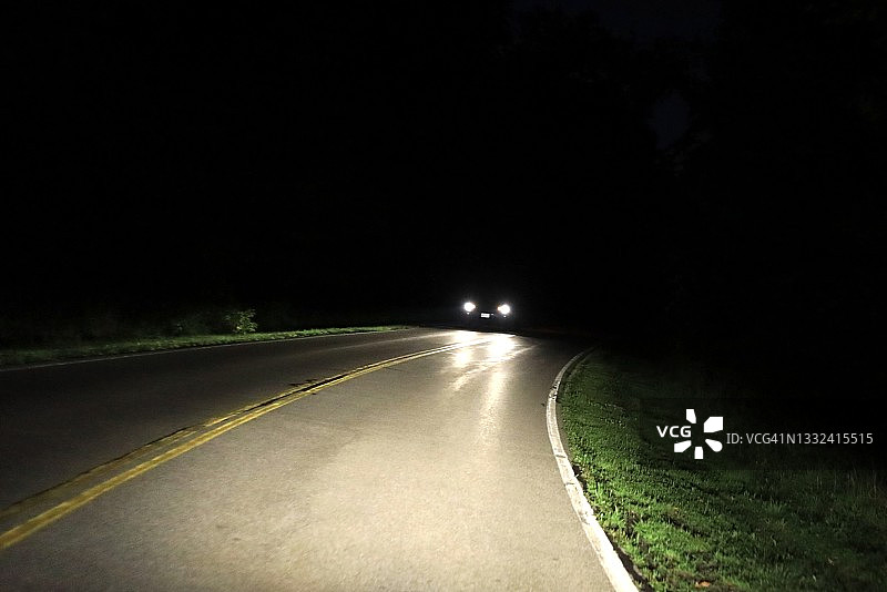 黑暗的乡村公路POV图片素材