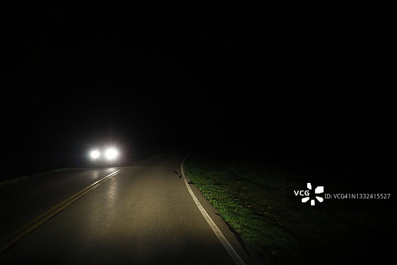 车辆前大灯照明图片素材