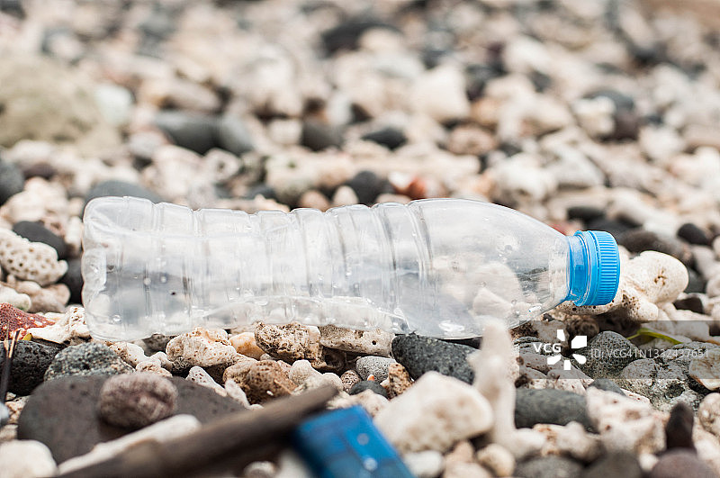 沙滩上的空一次性塑料水瓶图片素材
