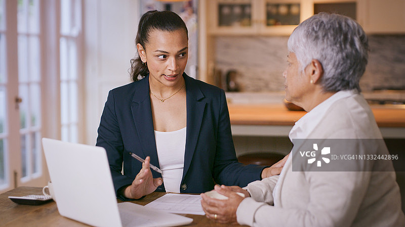 顾问在家中与年长女性会面时审阅文件的照片图片素材
