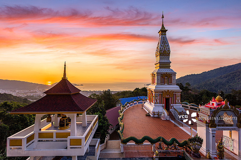 普吉岛芭东山顶上的“Doi thep nimit monastery”寺庙美丽的日落图片素材
