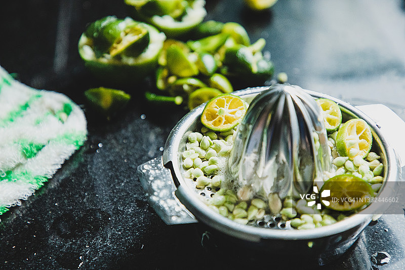 金桔果实和手动榨汁机图片素材