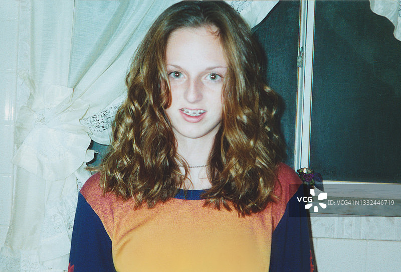 90年代青少年，牙套卷发图片素材