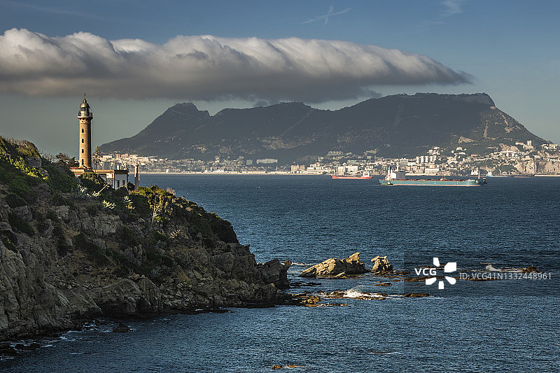 西班牙安达卢西亚加的斯蓬塔卡内罗灯塔，远处可见直布罗陀岩图片素材