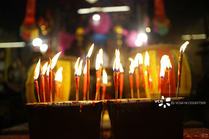 中国新年节日上的红色蜡烛图片素材