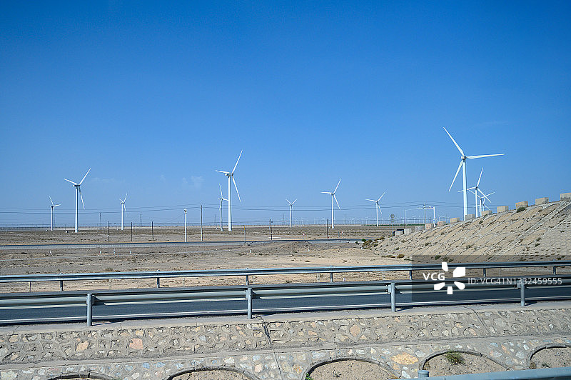 甘肃戈壁滩风力发电公路图片素材