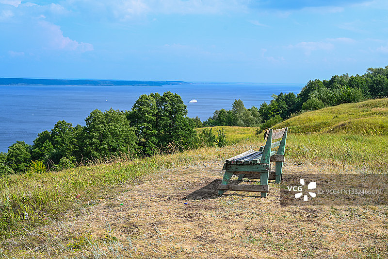 伏尔加河畔，可供冥想的孤独长椅图片素材