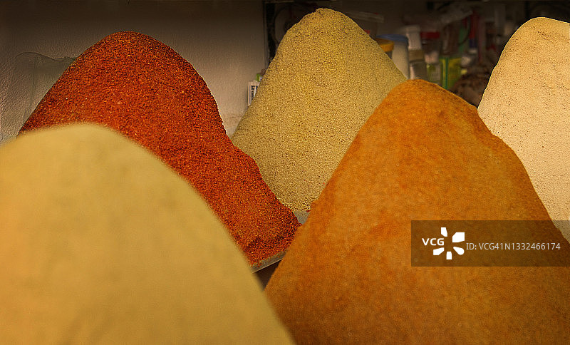 伊斯坦布尔大巴扎出售的用于制作凉茶的干香料摊位图片素材