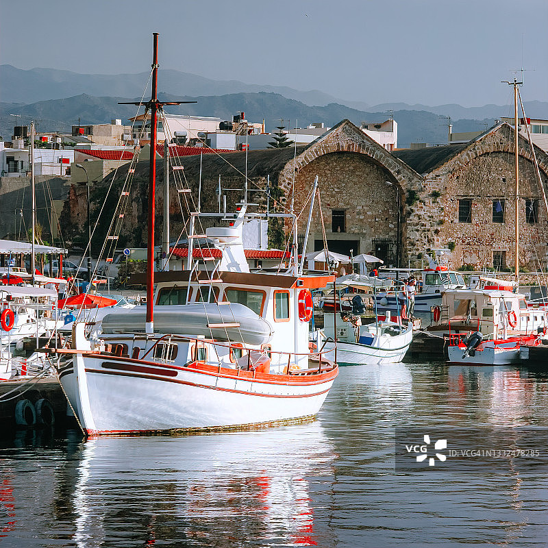 希腊克里特岛哈尼亚的船舶停泊图片素材