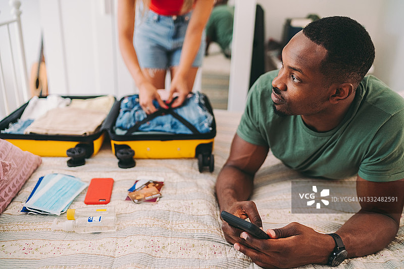 疫情后的情侣旅行图片素材