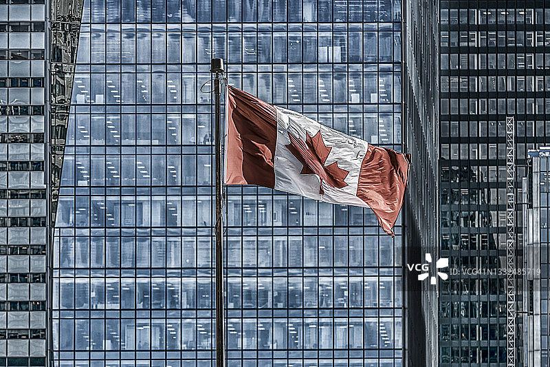 随风飘扬的加拿大国旗图片素材