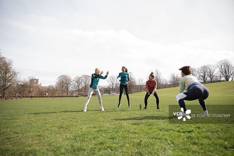在公园训练的朋友们图片素材
