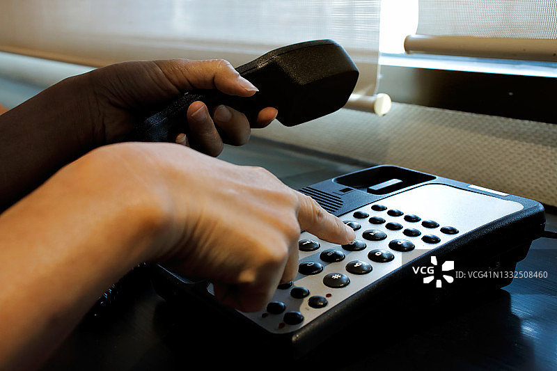 女商人拨打电话号码图片素材