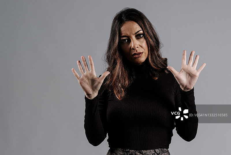 做停止手势的美丽女人图片素材