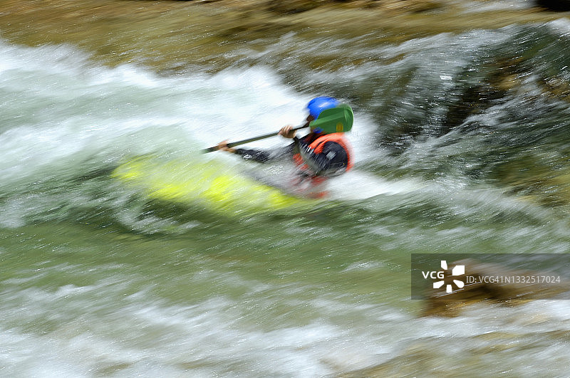 在奥地利萨尔扎河上进行皮划艇运动图片素材
