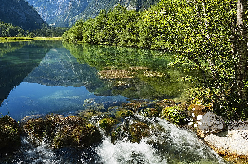 奥地利霍克斯奇瓦布地区的阿尔卑斯山小湖图片素材
