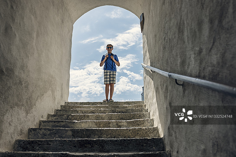 少年在奥地利萨尔茨堡观光图片素材