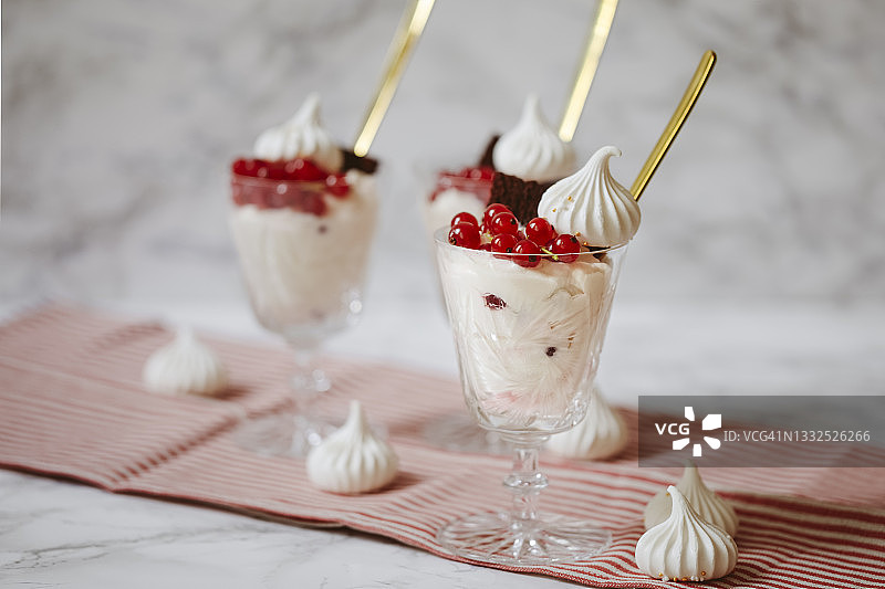 醋栗巧克力棒和蛋白酥皮酸奶图片素材