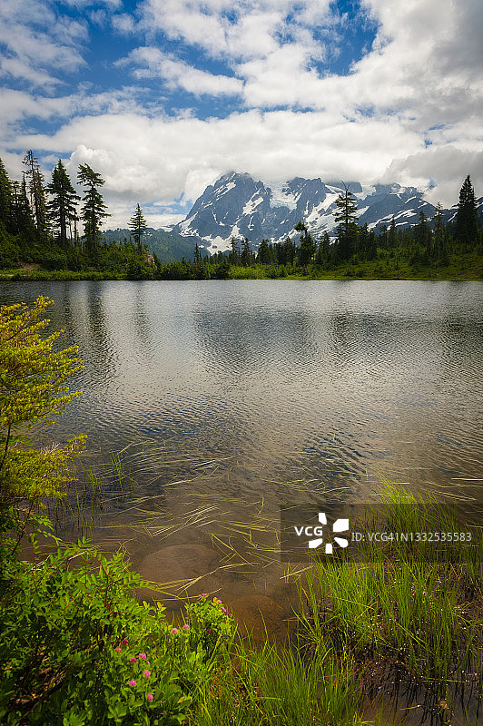 舒克桑山背景下的湖景图片素材