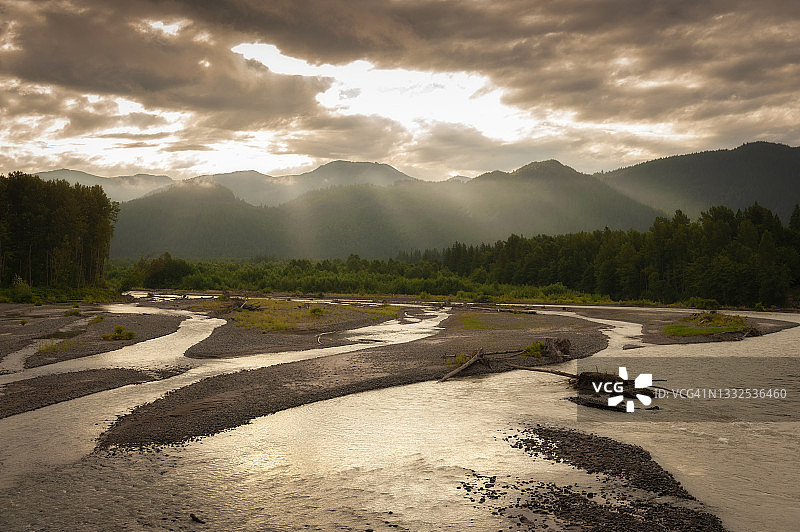 努克萨克河日出：阳光洒在北喀斯喀特山脉图片素材