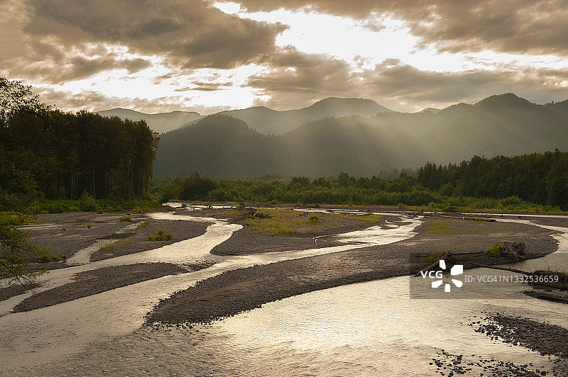 努克萨克河日出：阳光洒在北喀斯喀特山脉图片素材