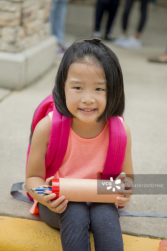等待上学的亚裔美国学龄前女孩图片素材
