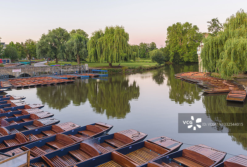 停泊在剑河上的平底船图片素材