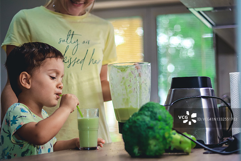 母亲和小儿子准备冰沙图片素材