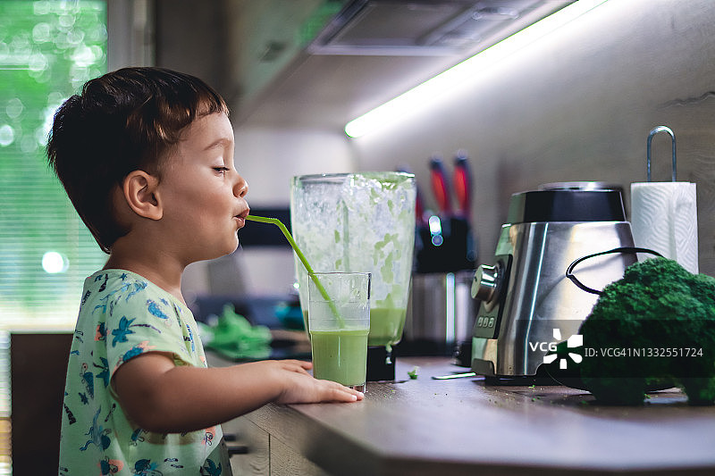 小男孩喝冰沙图片素材