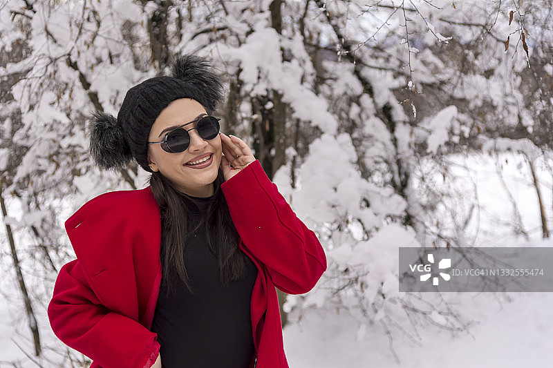 身穿外套和紧身衣的女子在冬季摆姿势图片素材