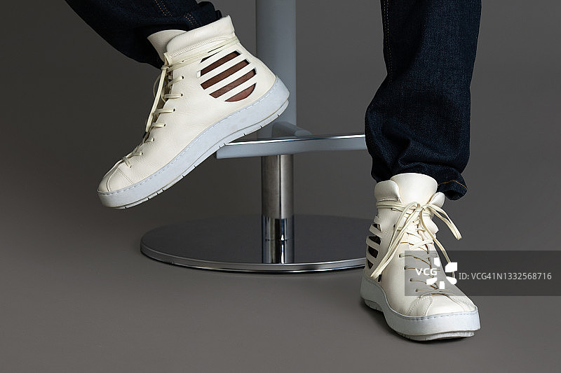 吧台上的白色皮质运动鞋图片素材