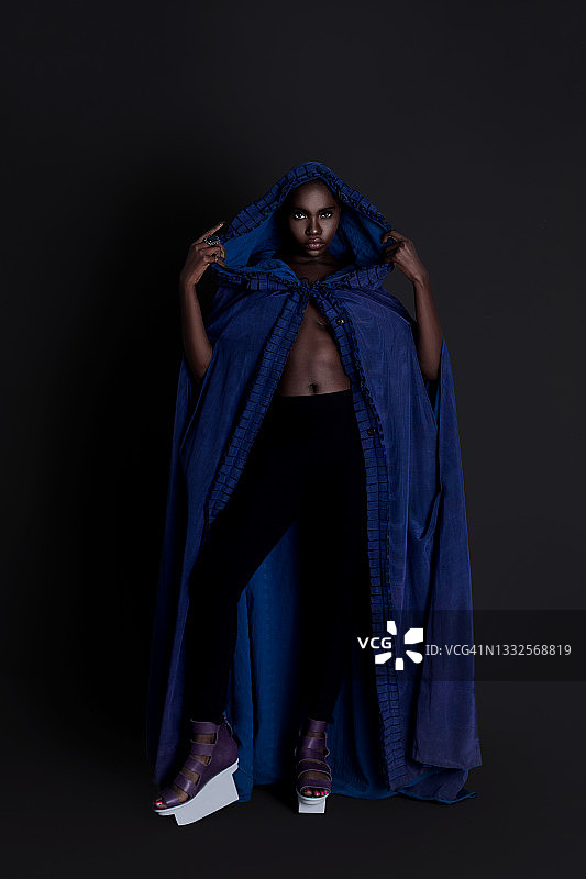 穿蓝色斗篷的黑人女性图片素材