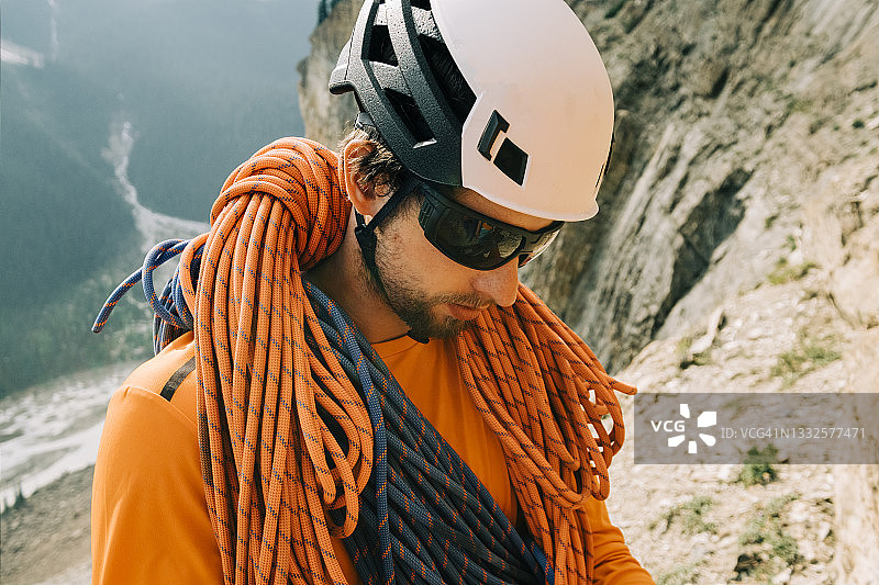 男攀岩者肩上披着绳索的人物肖像图片素材