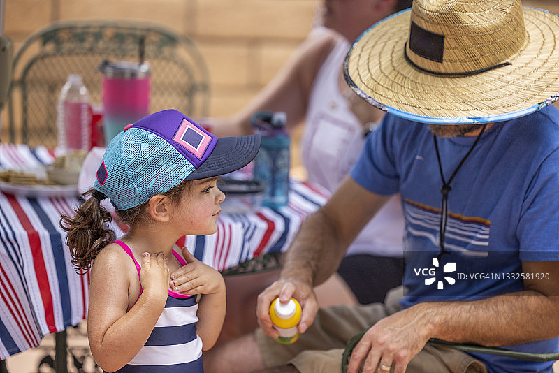 父亲给孩子涂抹防晒霜图片素材