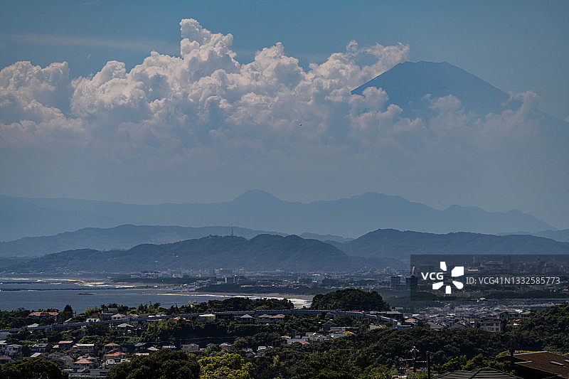富士山与神奈川县海边住宅区上空的积云图片素材