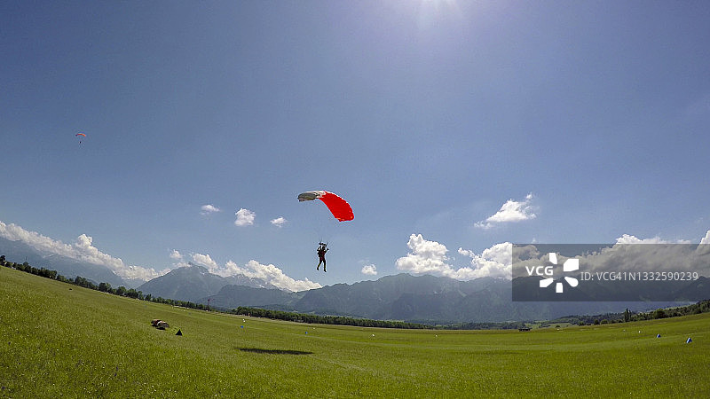滑翔伞在草地上着陆图片素材