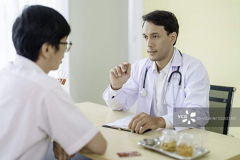 男病人与医生在办公室咨询图片素材
