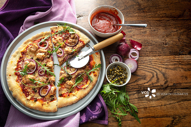 意大利美食：金枪鱼披萨静物图片素材