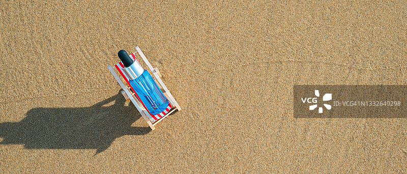 迷你日光浴床上的防晒油或精华液，海浪和盐水背景图片素材