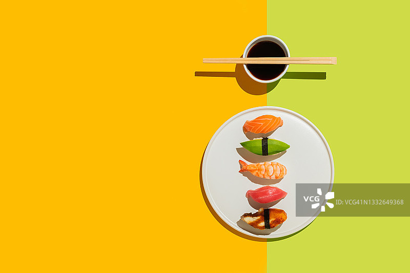 时尚拼色风格的虾、牛油果、三文鱼、金枪鱼、鳗鱼寿司拼盘（顶视图，平铺）图片素材