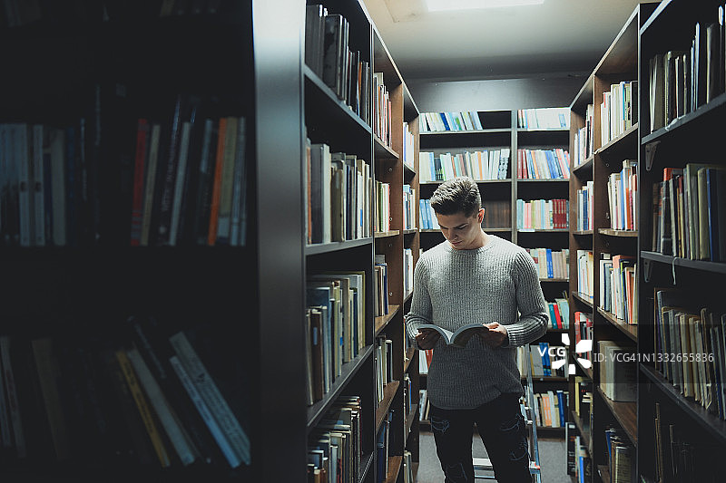 学生在图书馆查找资料图片素材