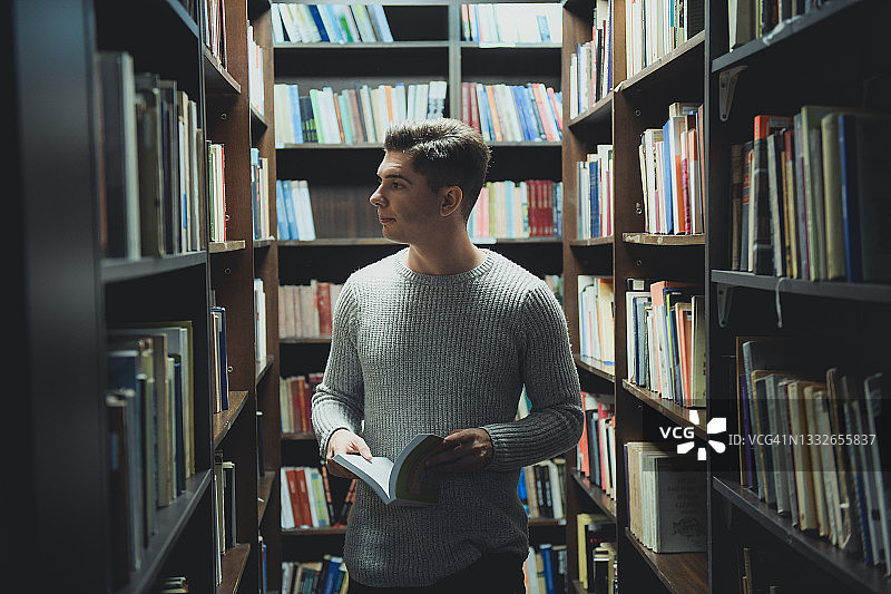 学生在图书馆查找资料图片素材