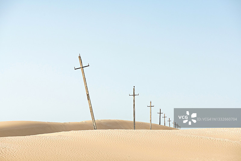 沙漠中的十字架：基督教信仰的象征图片素材