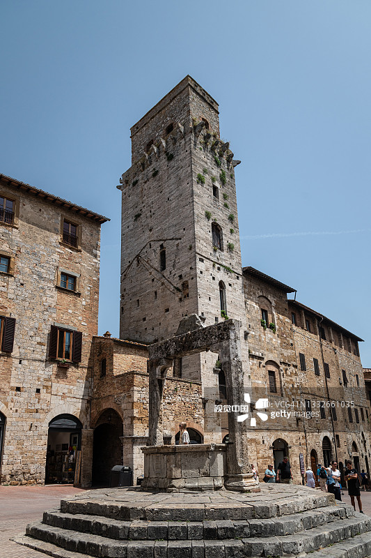 意大利托斯卡纳圣吉米尼亚诺历史悠久的奇斯泰尔纳广场图片素材